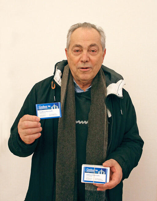 Vasilios Chatzoudis med sina nya visitkort.